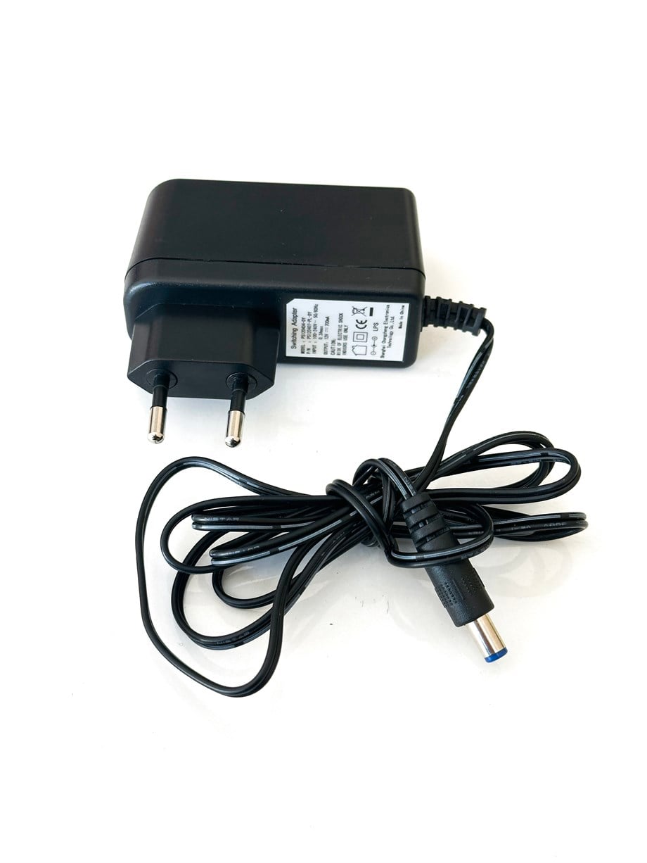 SWITCHING ADAPTER 12 V-700 MA